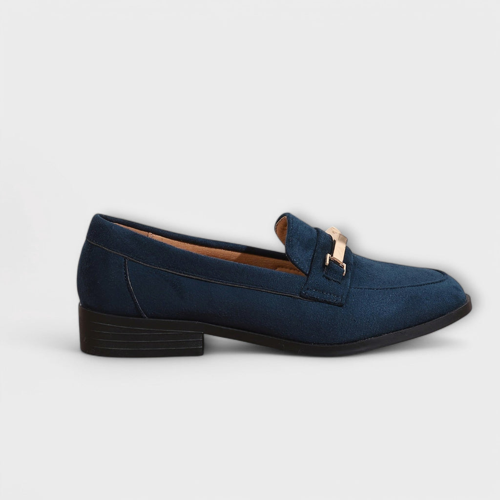 Mocasín azul Valeria de Vega Madrid con detalle metálico, calzado elegante y cómodo para mujer.