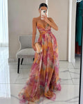 Vestido largo con estampado fluido de Vega Madrid, modelo Carla, mostrando su diseño elegante y colorido en la imagen.