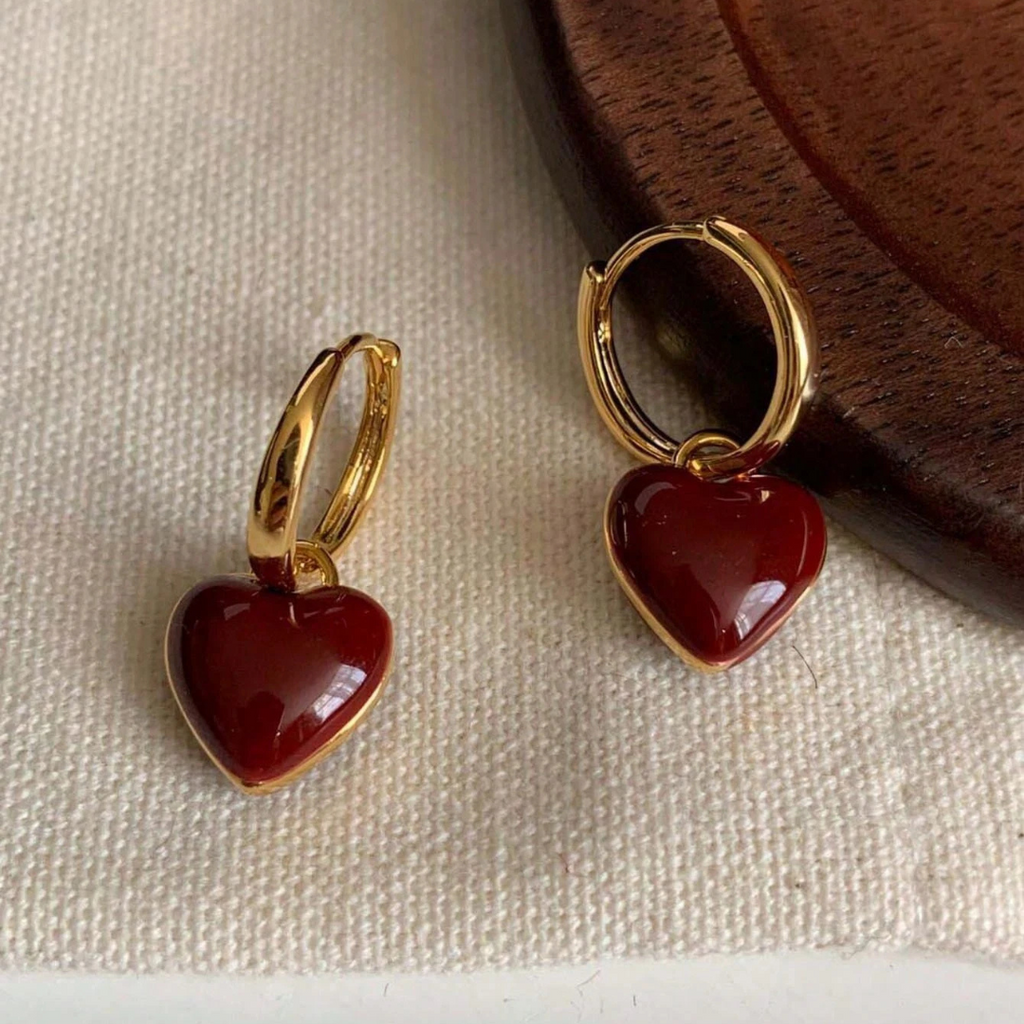 Pendientes de aro dorados con corazón rojo de Vega Madrid, accesorios elegantes y llamativos para ocasiones especiales.
