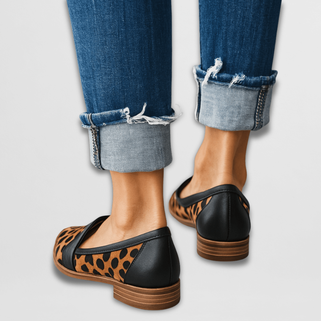 Mocasines ortopédicos Helen de piel de ante suave en color neutro, diseñados por Vega Madrid para comodidad y estilo.