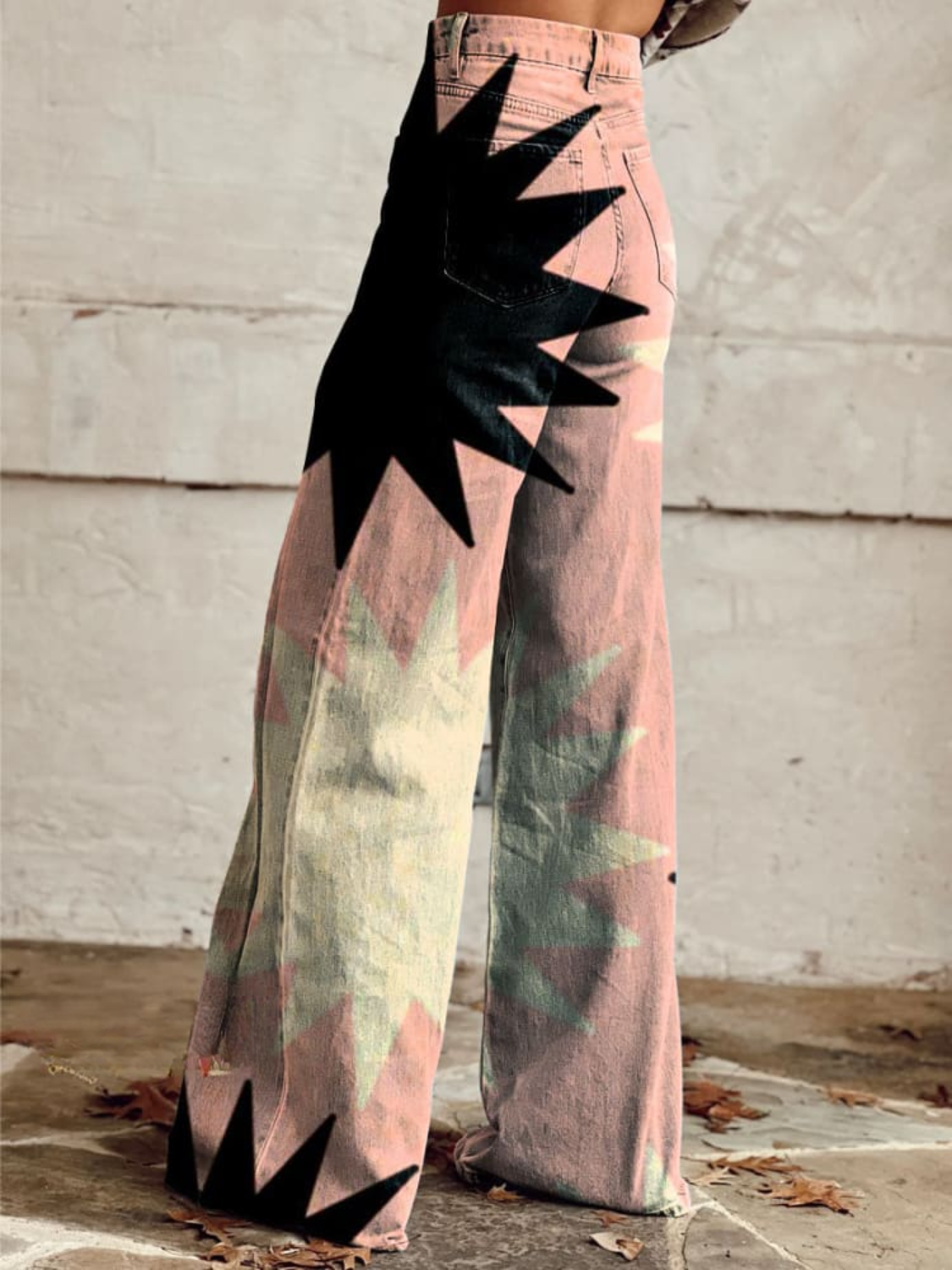 Pantalón bohemio elegante Iris de Vega Madrid en tela fluida con diseño moderno y detalles sofisticados.