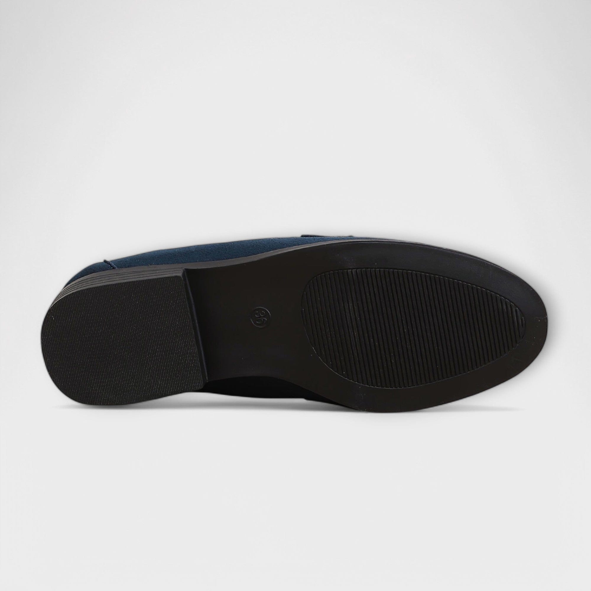 Mocasín azul Valeria de Vega Madrid con detalle metálico, calzado femenino de diseño elegante y cómodo.