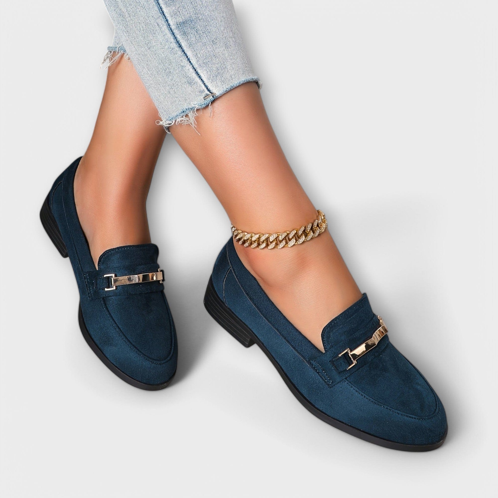 Mocasín azul Valeria de Vega Madrid con detalle metálico, calzado de cuero elegante y cómodo para mujer.