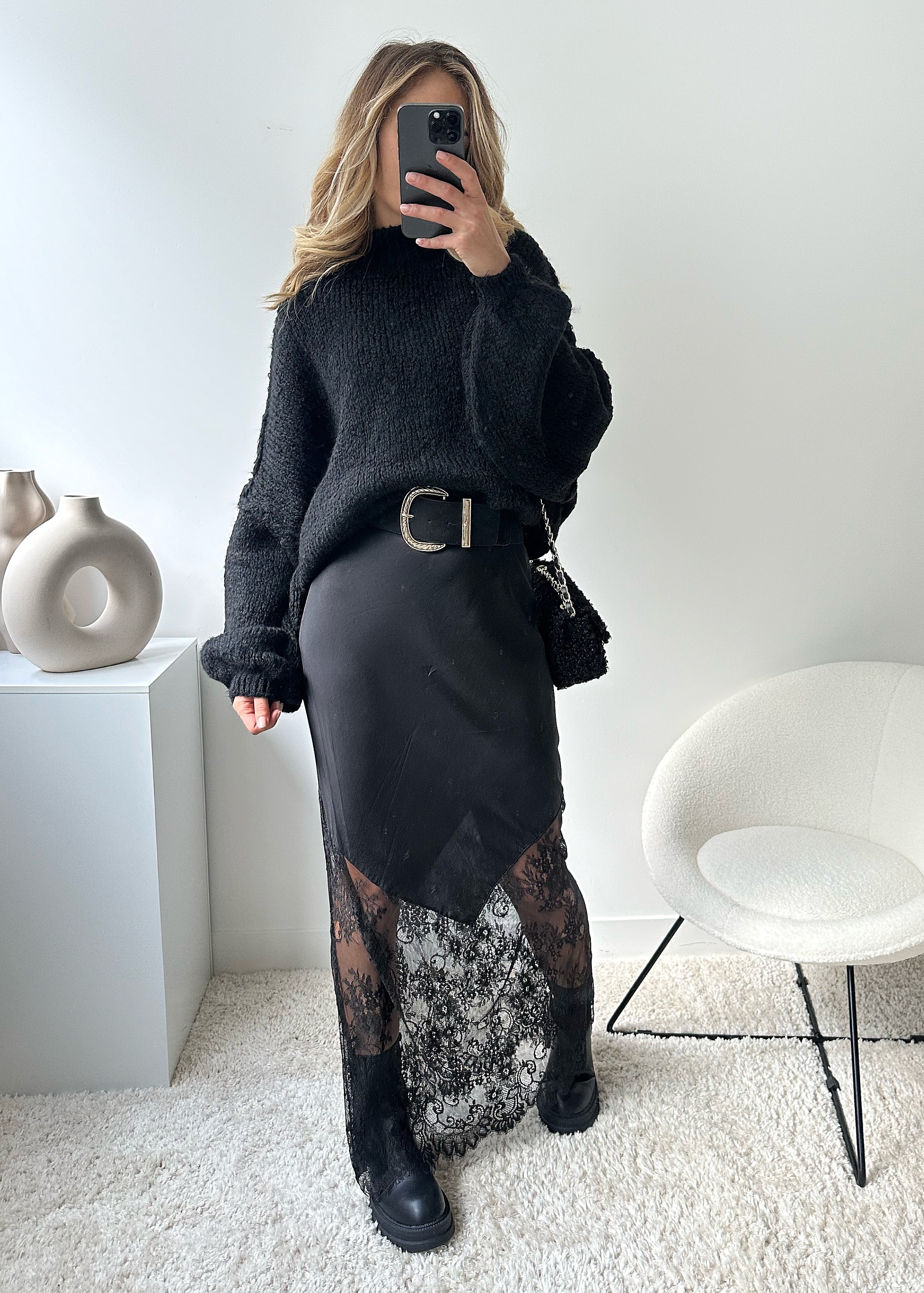 Falda elegante con encaje Laura de Vega Madrid, vista frontal que muestra el diseño delicado y detalles de encaje en la prenda.