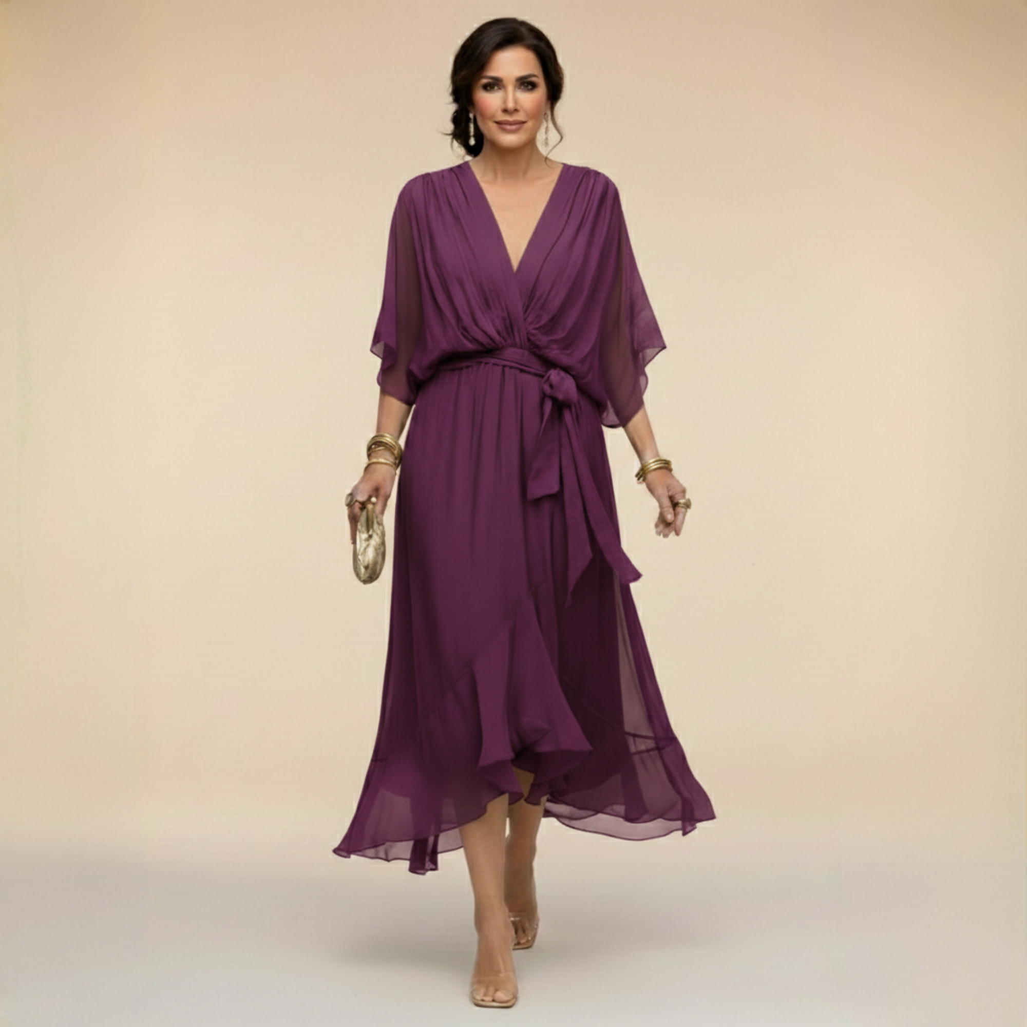 Vestido con escote en V de Vega Madrid, diseño elegante en color neutro, con detalles suaves y corte ajustado.