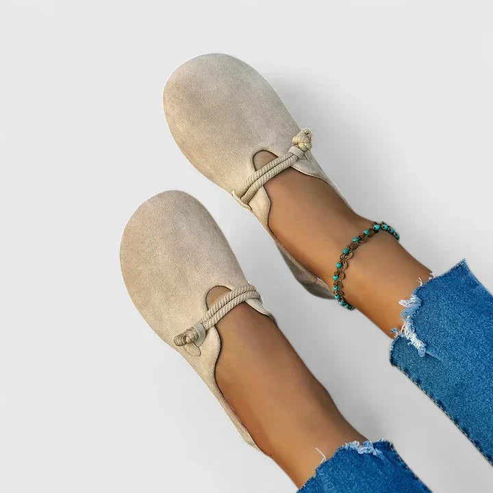 Mocasín minimalista Ysavriann de Vega Madrid con nudo en la parte superior, en color neutro, sobre fondo blanco.