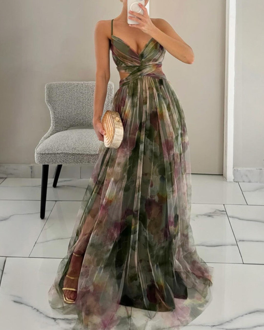 Vestido largo con estampado fluido de Vega Madrid, diseño elegante y colorido, ideal para ocasiones especiales.