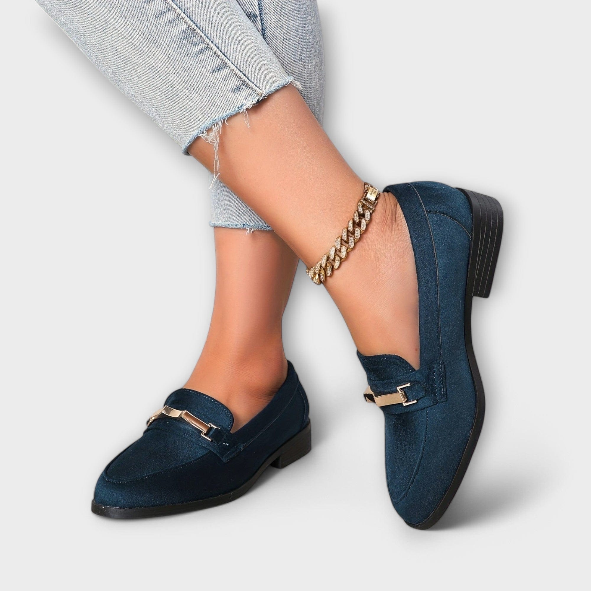 Mocasín azul Valeria de Vega Madrid con detalle metálico en la parte superior, calzado elegante para mujer.