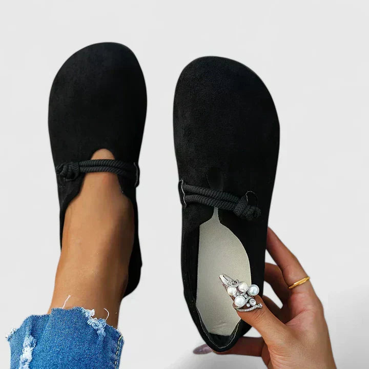 Mocasín minimalista Ysavriann de Vega Madrid con nudo elegante en color neutro, vista frontal del calzado.