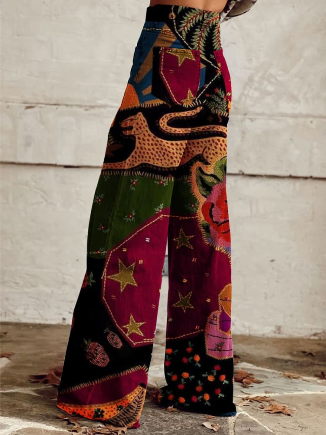 Pantalones bohemios chic Savanna de Vega Madrid en tela ligera con estampado floral y cintura de talle alto.