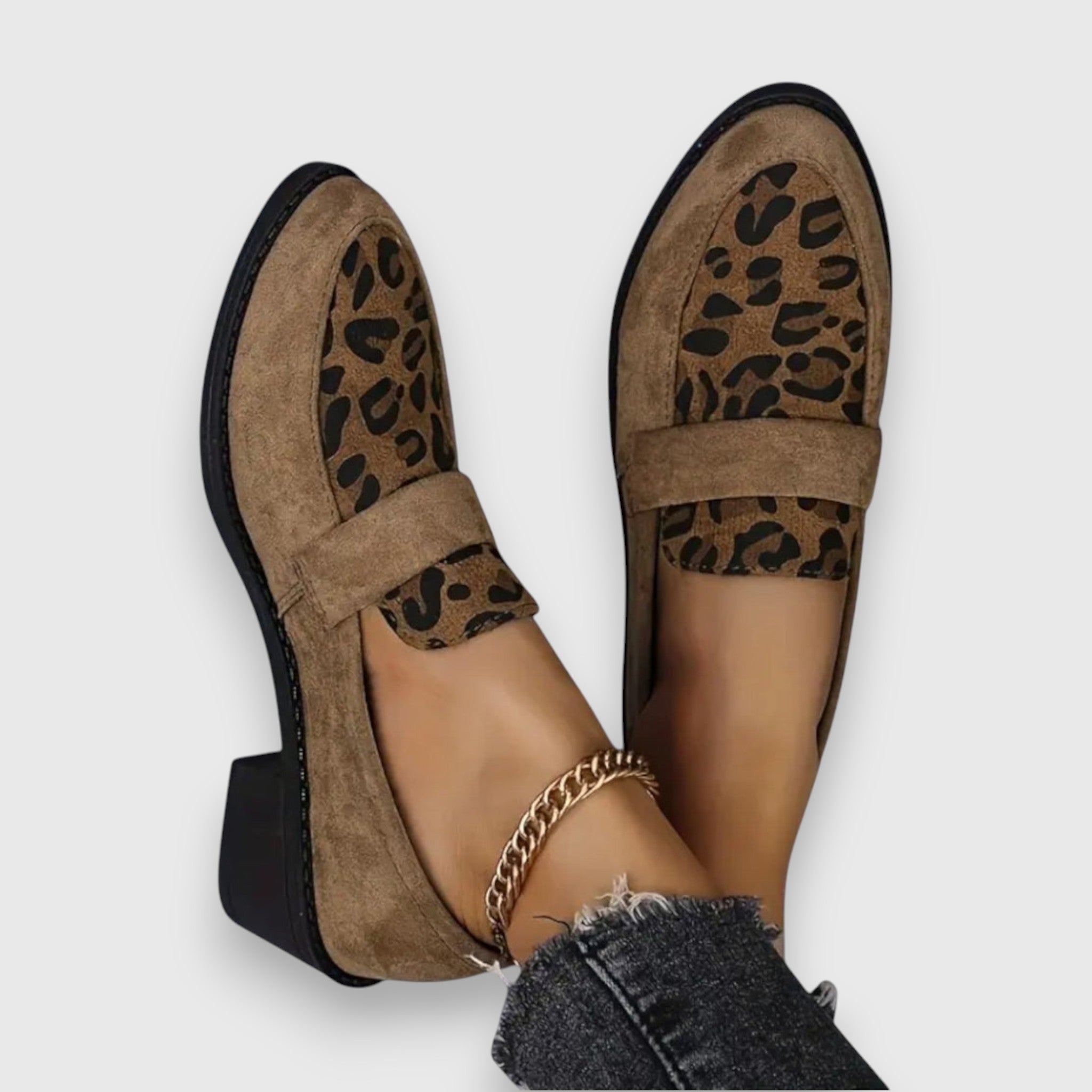 Mocasín safari chic Brunika de Vega Madrid, calzado de cuero en tono beige con detalles de estilo safari.