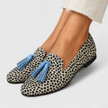 Mocasín Tassel Dálmata de Vega Madrid, calzado femenino con detalles de borlas y estampado dálmata, en color neutro.