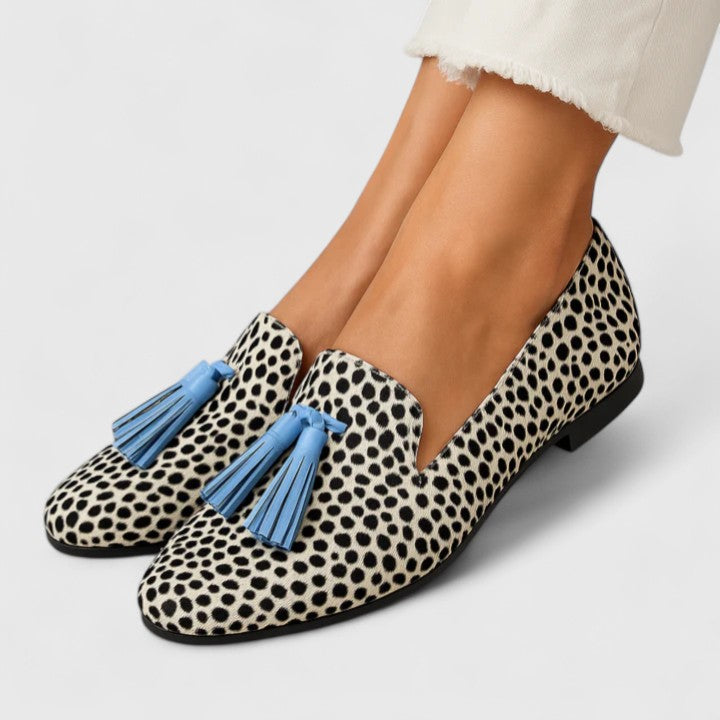 Mocasín Tassel Dálmata de Vega Madrid, calzado femenino con detalles de borlas y estampado dálmata, en color neutro.