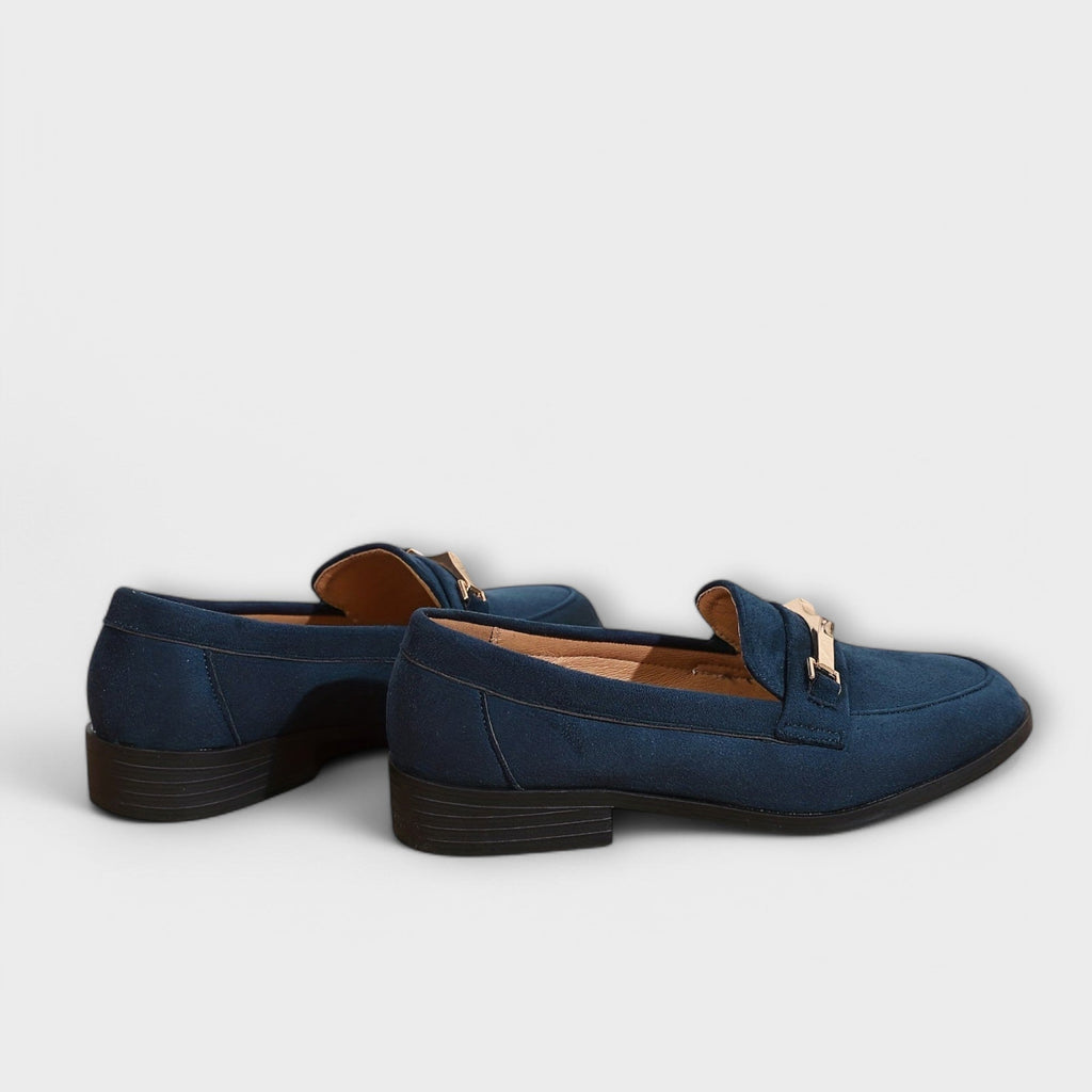 Mocasín azul Valeria de Vega Madrid con detalle metálico para mujer, calzado elegante y cómodo en cuero suave.