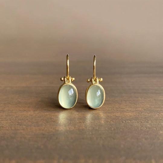 Pendientes vintage de piedra lunar verde de Vega Madrid, con diseño elegante y detalles en plata, para un estilo único y sofisticado.