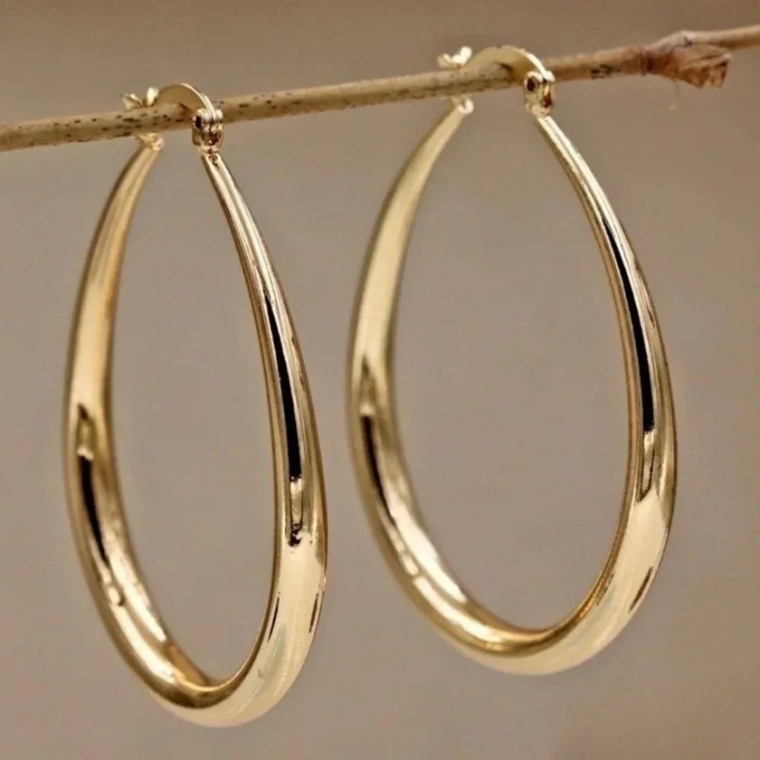 Pendientes dorados Chic de Vega Madrid con diseño elegante y detalle llamativo en estilo moderno y sofisticado.