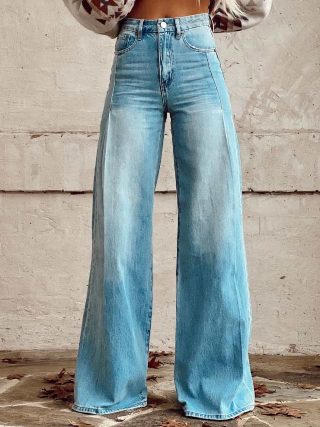 Pantalones anchos y elegantes Vega Madrid Lucía, con tejido suave y corte moderno, en color neutro, para un estilo sofisticado