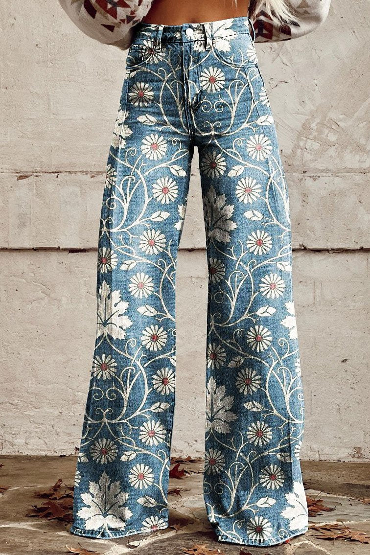 Pantalón vaquero con estampado de flores clásicas de Vega Madrid, estilo Margarita, en color y tejido denim.