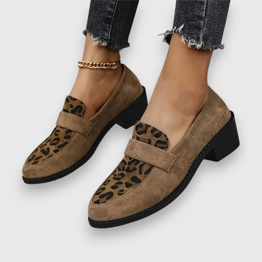 Mocasín safari chic Brunika de Vega Madrid, en color neutro, con detalles de diseño elegante y suela antideslizante.