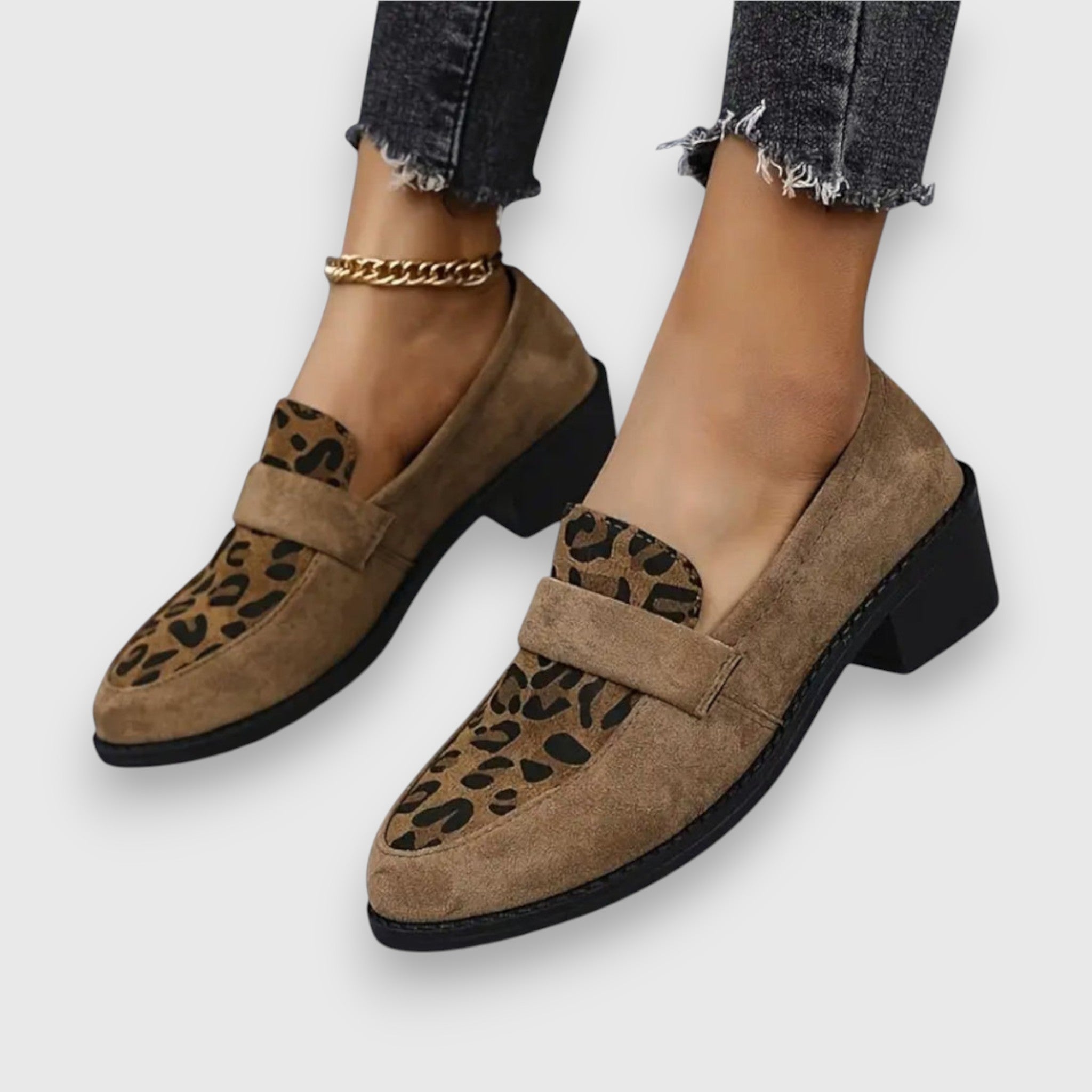 Mocasín safari chic Brunika de Vega Madrid, en color neutro, con detalles de diseño elegante y suela antideslizante.