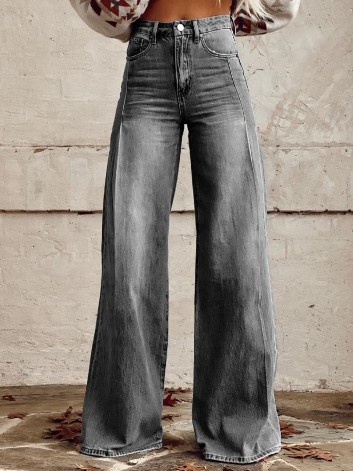 Pantalones anchos y elegantes Lucía de Vega Madrid, en color neutro, con cinturilla de talle alto y corte fluido para un estilo sofisticado.