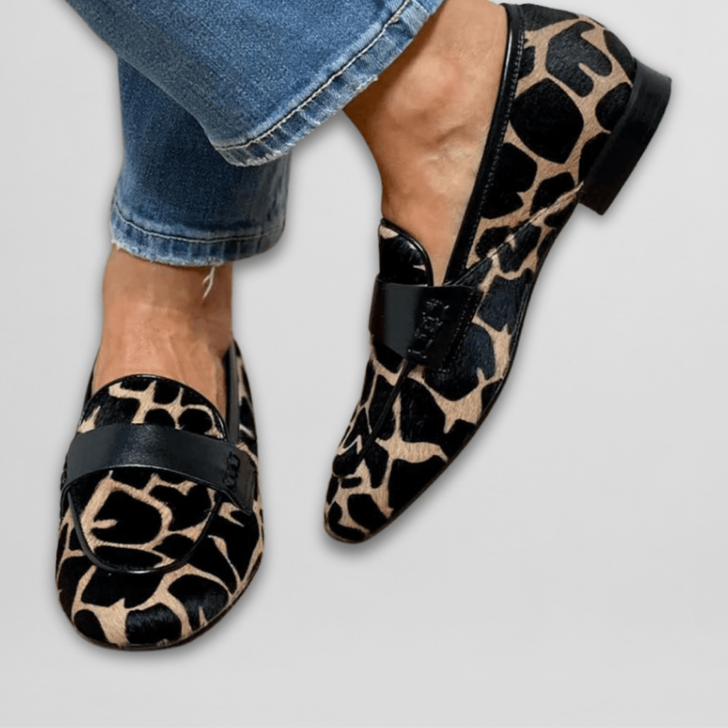 Mocasín leopard con detalles negros de Vega Madrid, calzado femenino con estampado de leopardo y acabado elegante.