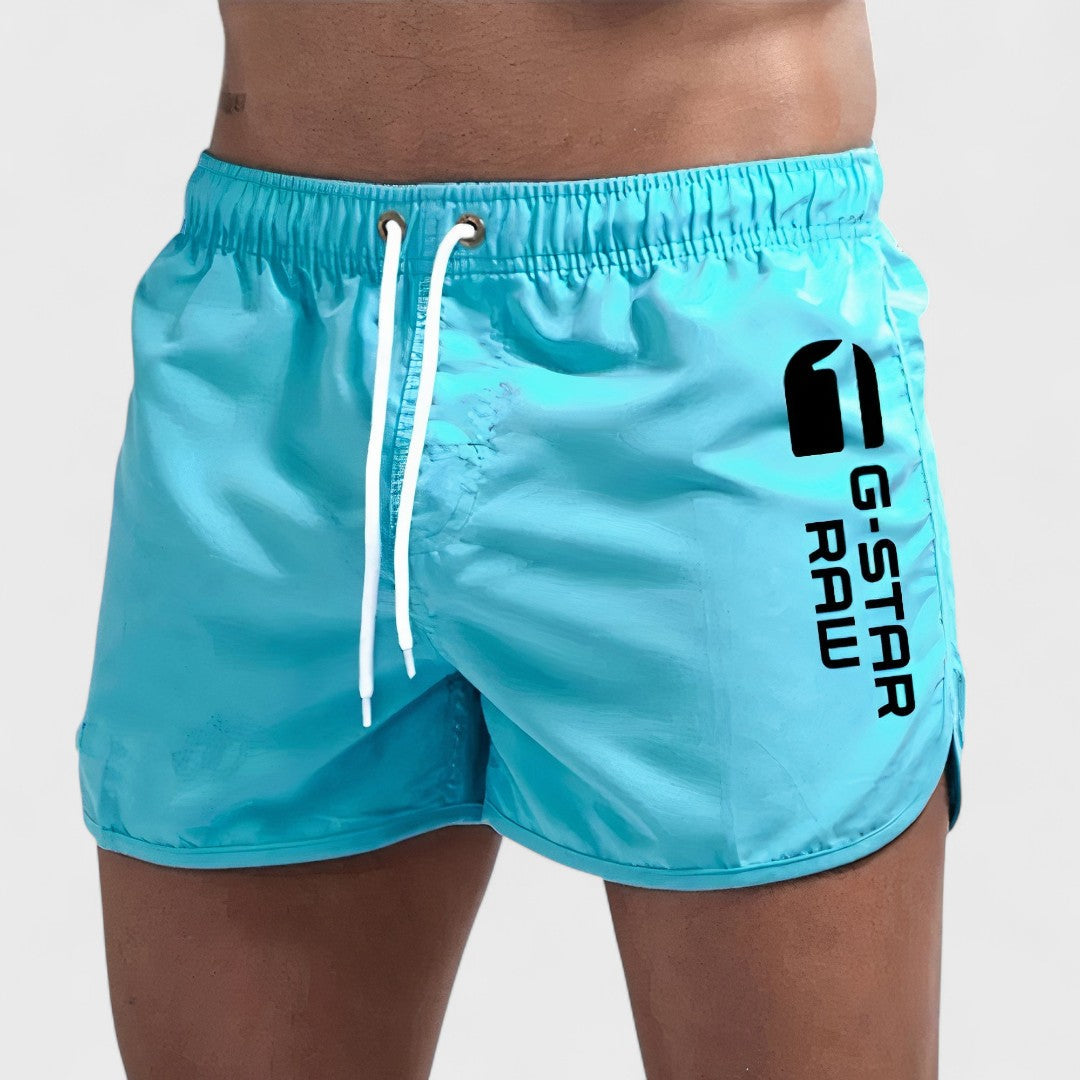 Bañador corto para hombre Vega Madrid, diseño moderno y cómodo en colores vibrantes, ideal para la playa o piscina.