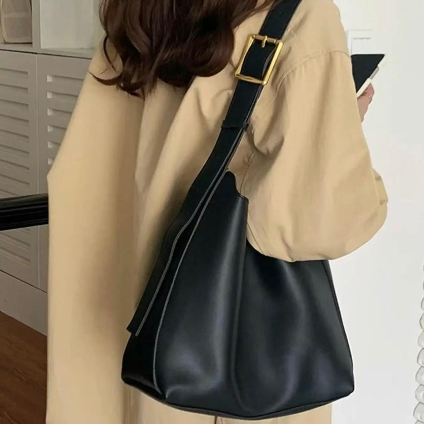 Bolso de hombro de piel Ela de Vega Madrid con diseño elegante y detalles en cuero natural, en color amelia.