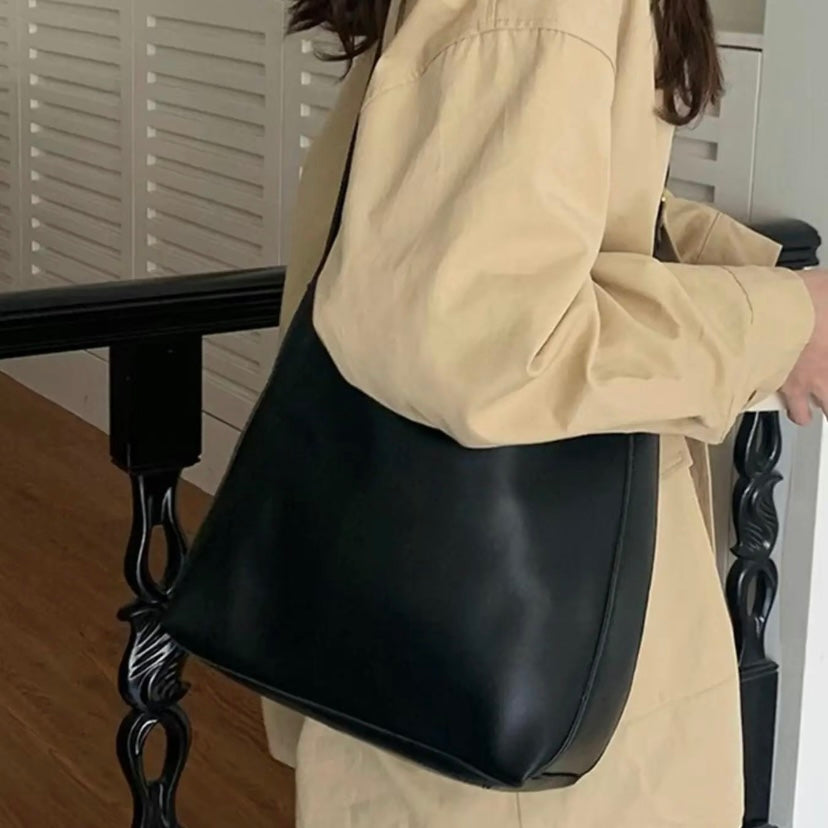 Bolso de hombro de piel Ela de Vega Madrid, elegante y de diseño sofisticado, con detalles en cuero natural.