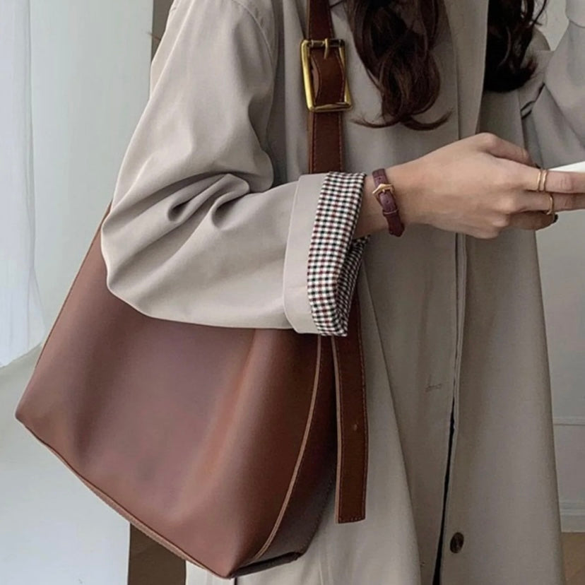 Bolso de hombro de piel Ela de Vega Madrid, diseño elegante y artesanal en cuero de alta calidad.