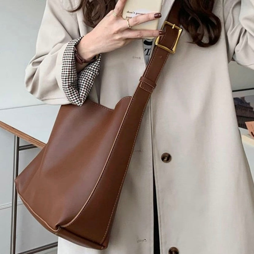 Bolso de hombro de piel Ela de Vega Madrid, elegante bolso de cuero con asas cortas y acabado en piel suave.