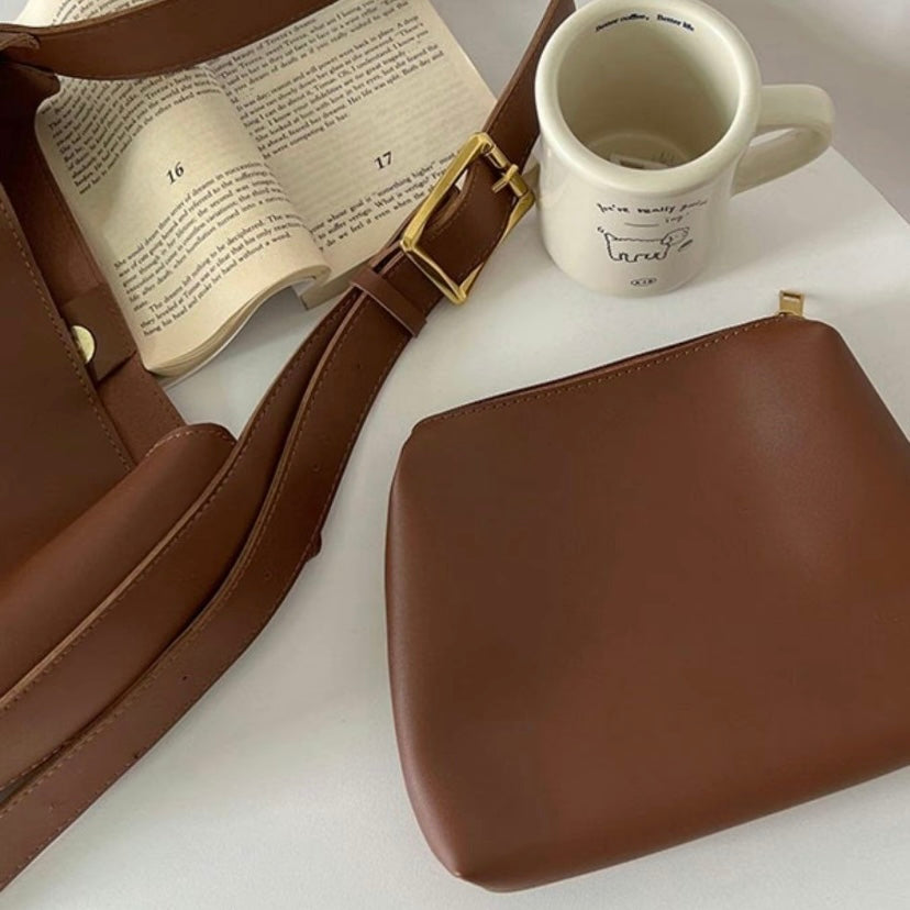Bolso de hombro de piel Ela de Vega Madrid, diseño elegante con detalles en cuero y asa ajustable, ideal para ocasiones formales.