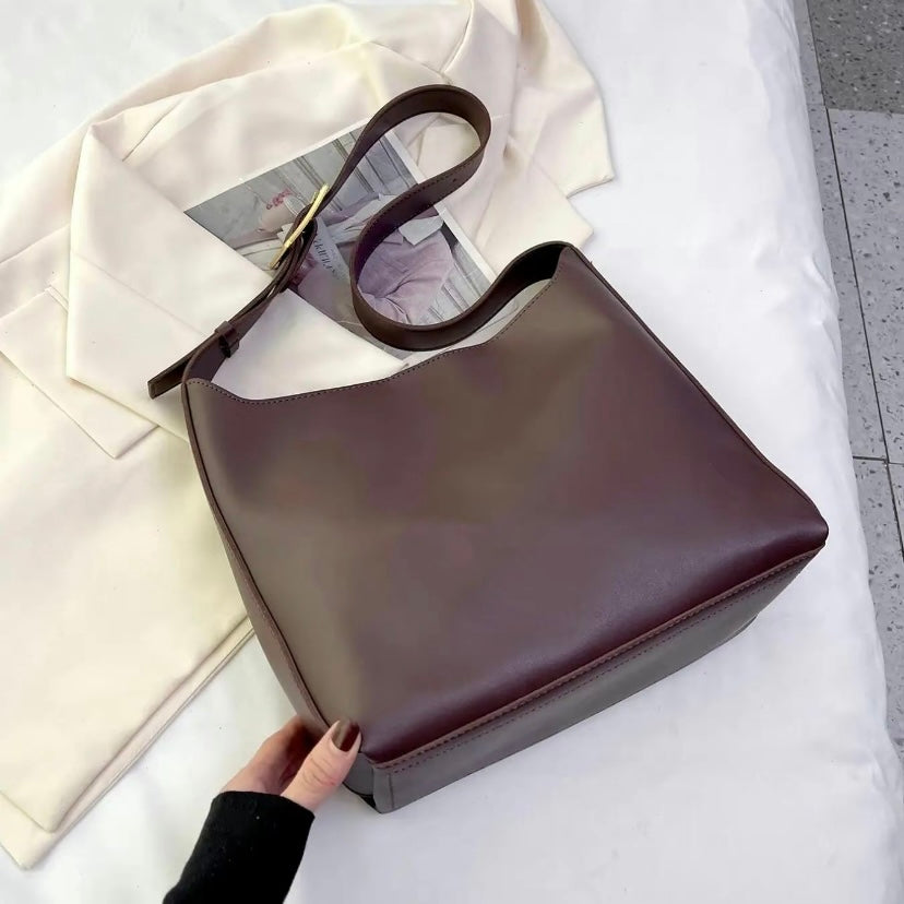 Bolso de hombro de piel Ela de Vega Madrid, elegante y compacto con detalles en cuero de alta calidad.