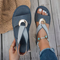 Sandalia costera Aina de Vega Madrid con tiras y diseño elegante, ideal para verano y uso casual.