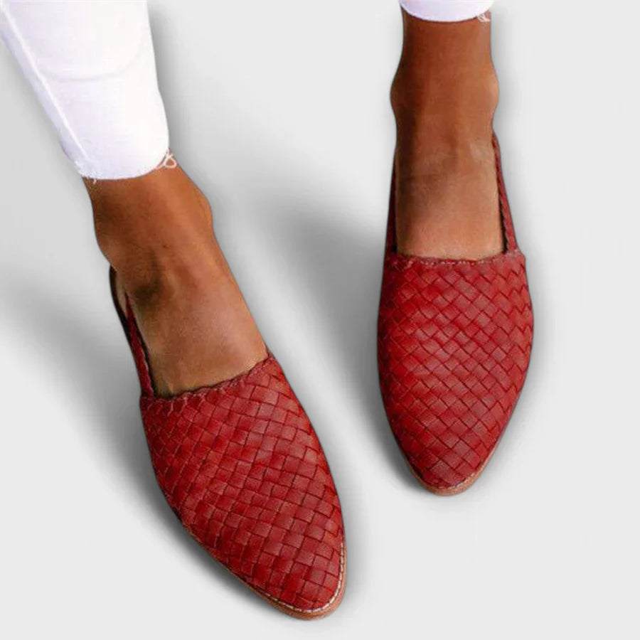 Mocasines trenzados Aurora de Vega Madrid, en color siena, con diseño elegante y detalles de trenza en la parte superior.
