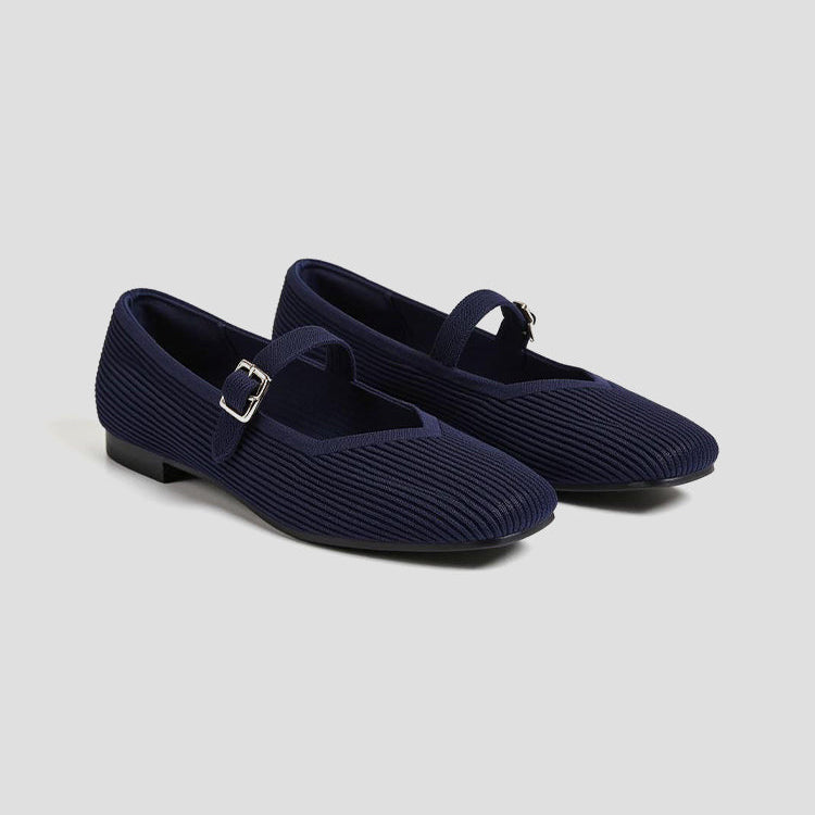 Bailarina Aveline de Vega Madrid en punto elegante, con diseño clásico y detalles refinados para un estilo sofisticado.