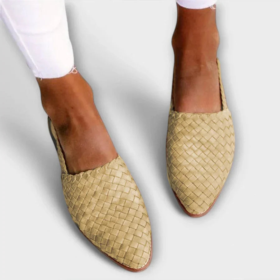 Mocasines trenzados Siena de Vega Madrid, calzado femenino en color beige con detalles de trenzado y suela plana.