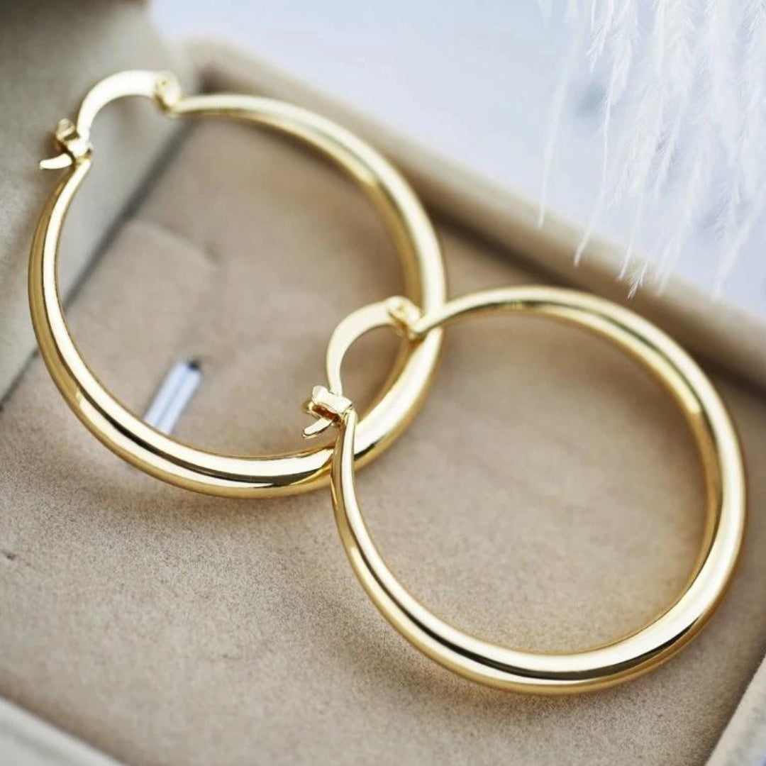 Pendientes dorados Bethany de Vega Madrid, diseño atrevido con campanas elegantes, accesorios de moda para ocasiones especiales.