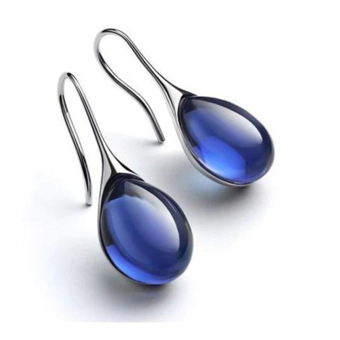Pendientes colgantes dorados y plateados de Vega Madrid, con diseño creativo y detalles elegantes.