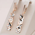 Pendientes elegantes Anne de Vega Madrid, detalles en diseño moderno y sofisticado, colgantes dorados con acabado brillante.