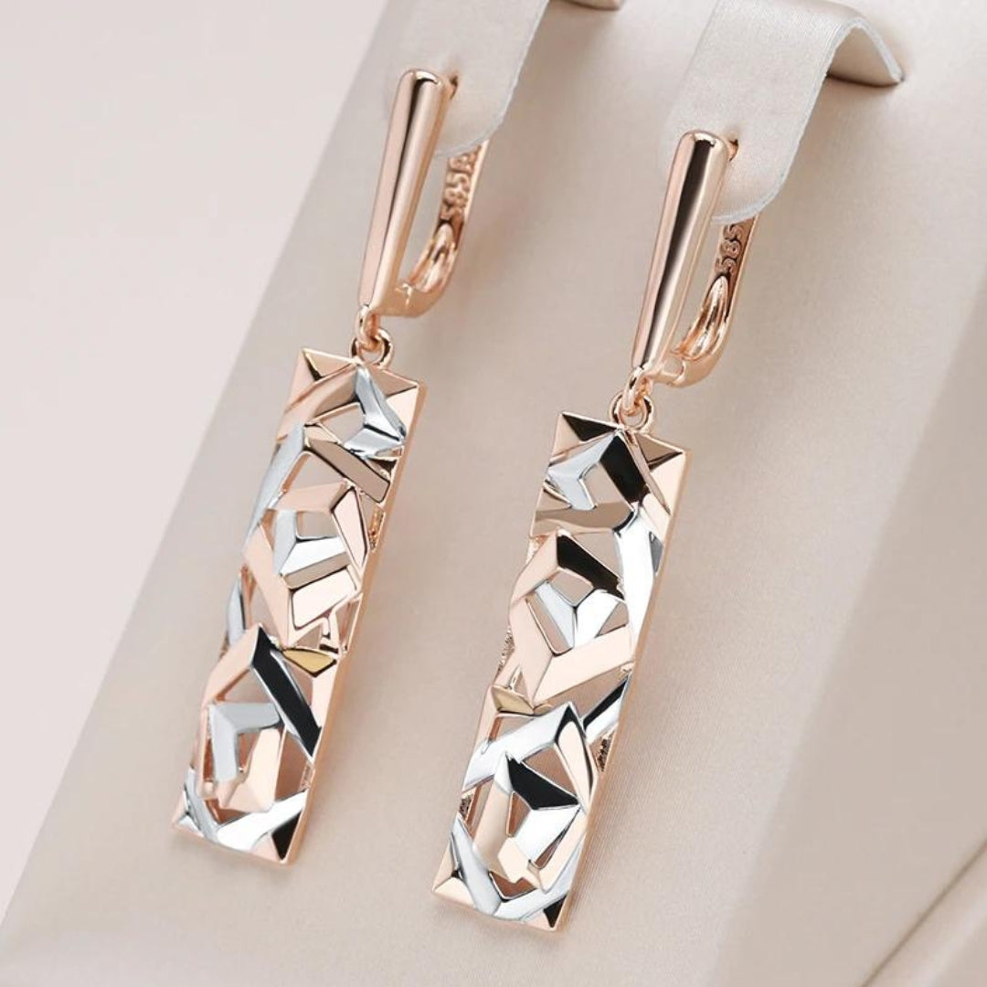 Pendientes elegantes Anne de Vega Madrid, detalles en diseño moderno y sofisticado, colgantes dorados con acabado brillante.