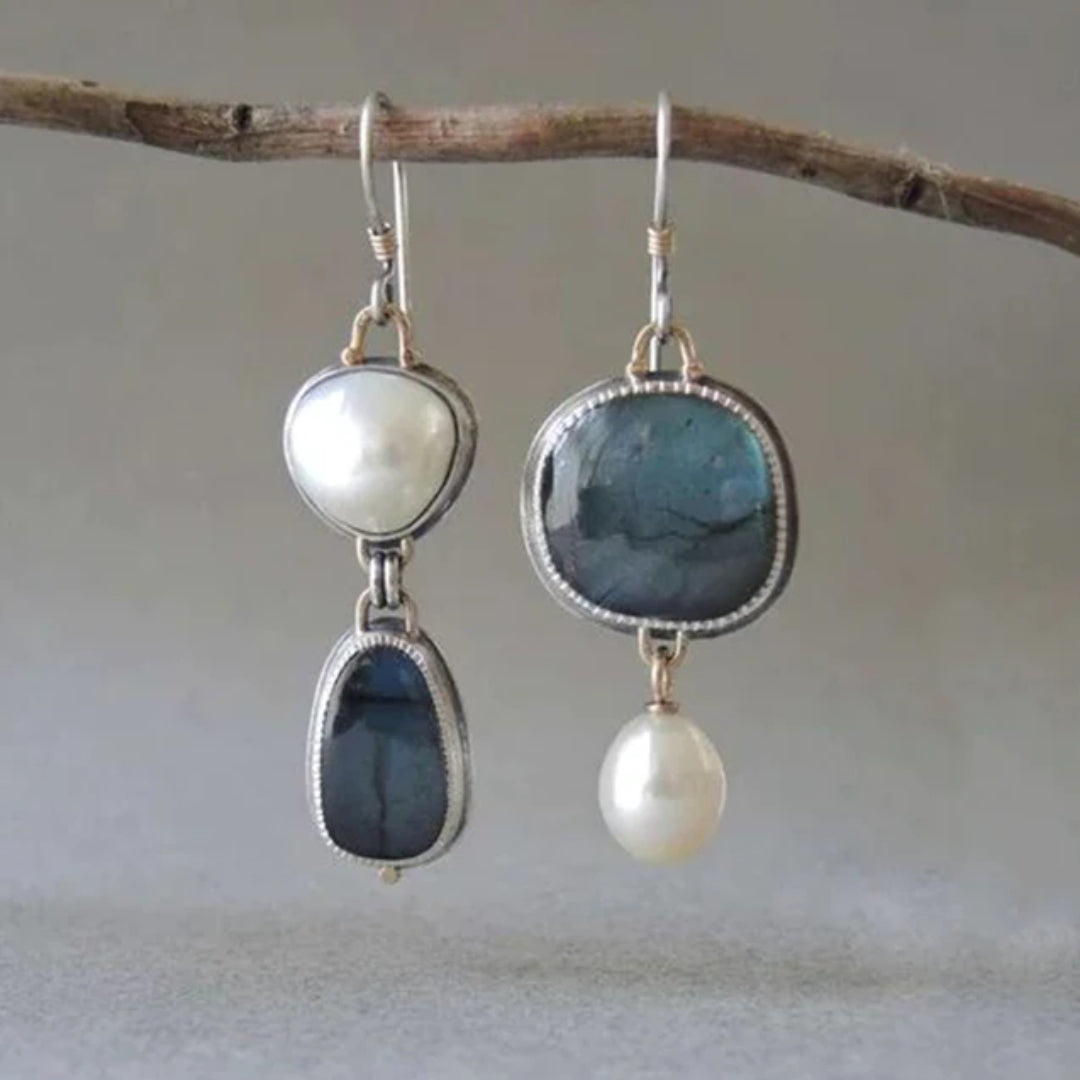 Pendientes vintage de piedra azul y perla de Vega Madrid, con diseño elegante y detalles artísticos.