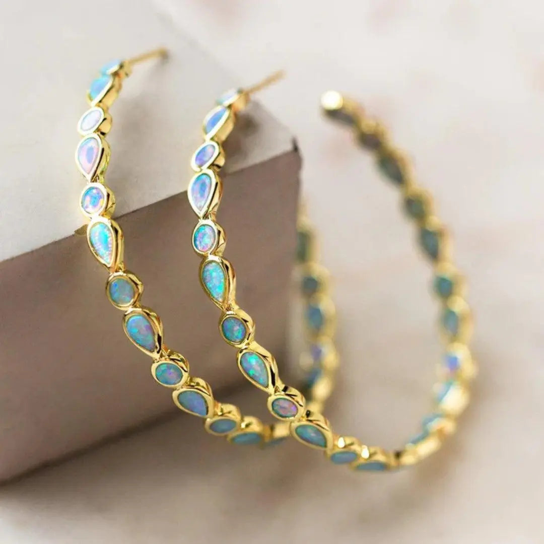 Pendientes vintage de ópalo azul y detalles dorados de Vega Madrid, con diseño elegante y clásico en oro y piedra azul brillante.