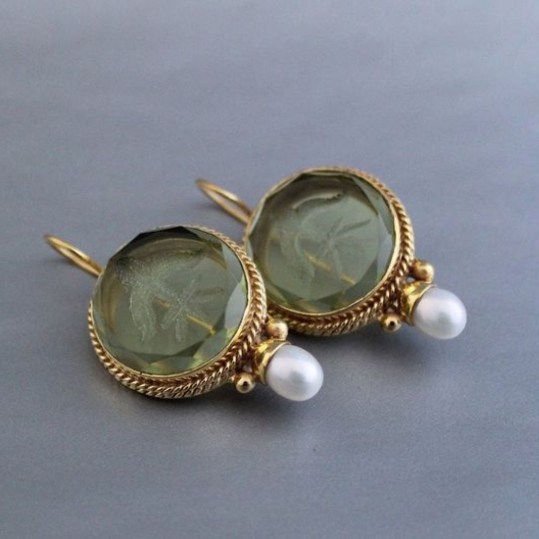 Pendientes premium Penelope de Vega Madrid con diseño creativo y elegante, visibles en un entorno moderno y estilizado.