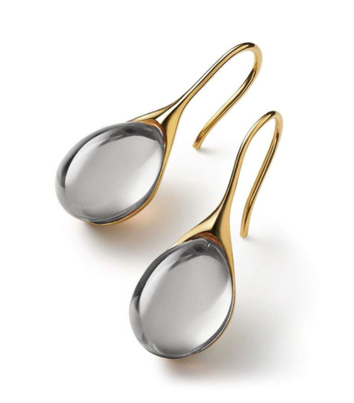 Pendientes colgantes dorados y plateados de Vega Madrid, con diseño elegante y detalles brillantes.