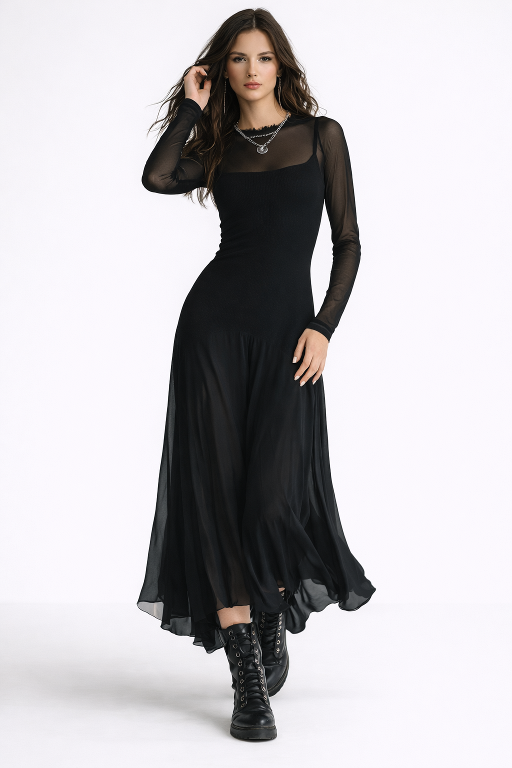 Vestido largo Andrea de Vega Madrid con malla transparente, diseño elegante y detalles sofisticados en la parte superior.