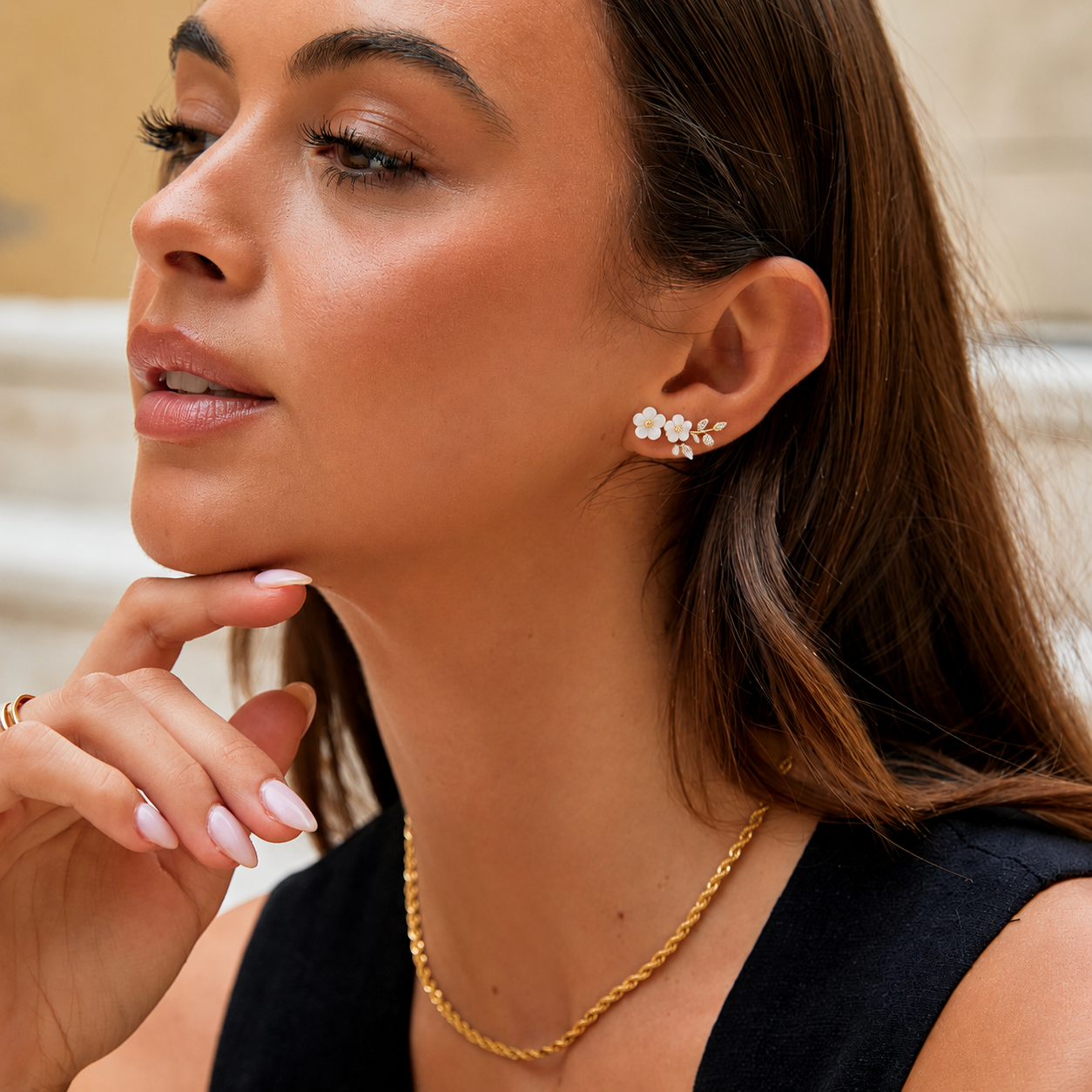 Pendientes de aro con cristales blancos en forma de flor, estilo elegante, marca Vega Madrid, accesorios de moda para mujer.
