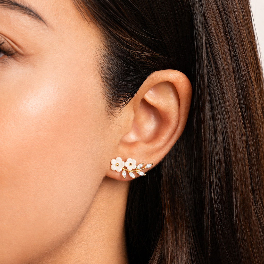 Pendientes de cristal con diseño flor blanca de Vega Madrid, elegantes pendientes de aro con detalles brillantes.