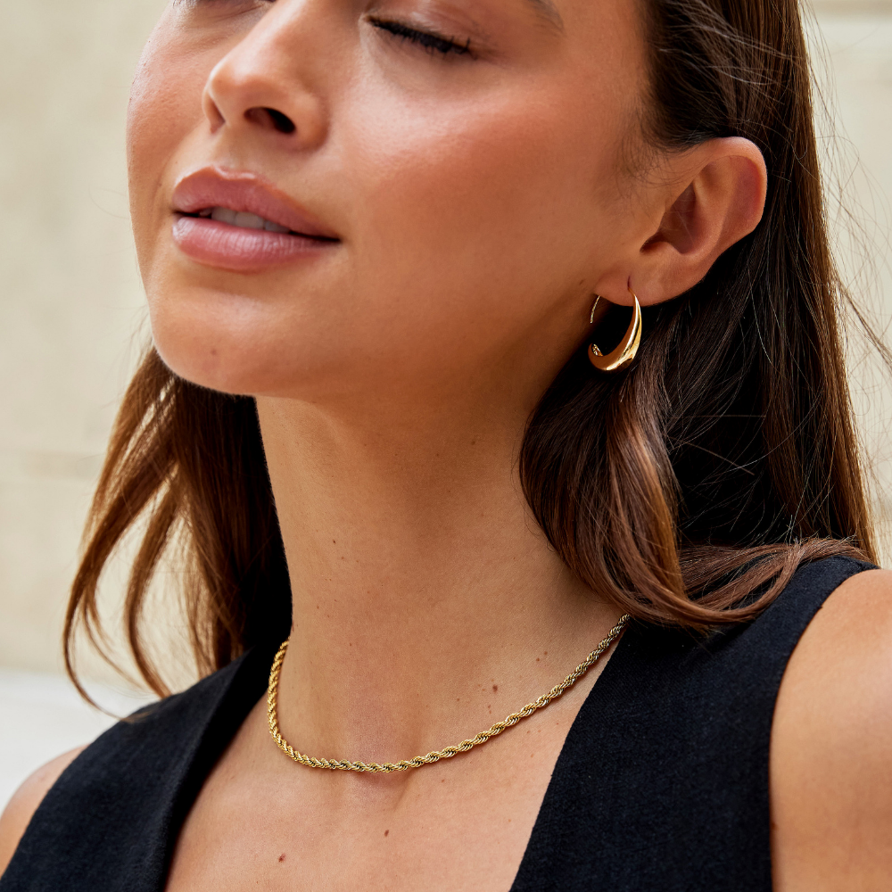Pendientes de aro colgantes de la marca Vega Madrid, diseño clásico en acabado brillante para mujer.