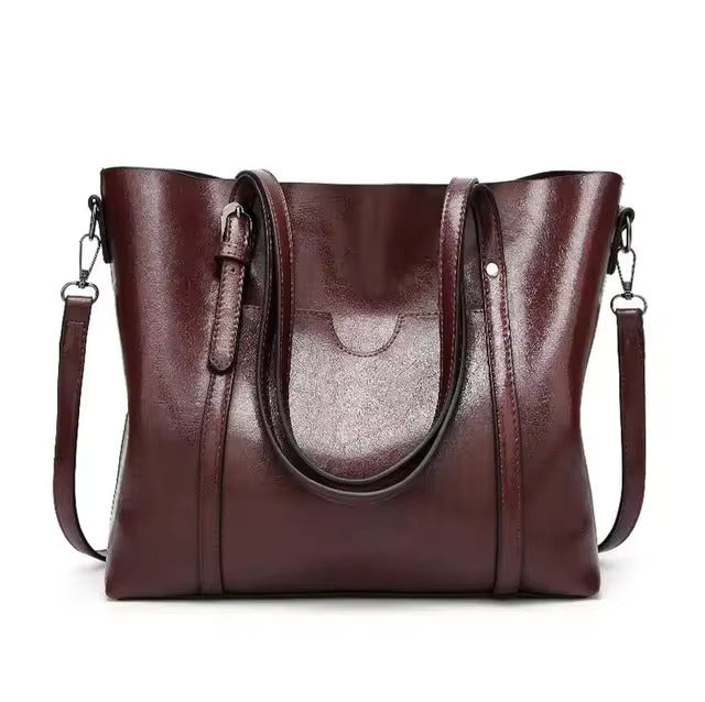 Bolso tote de piel Aubrey de Vega Madrid, bolso de lujo con acabado en cuero y detalles elegantes.
